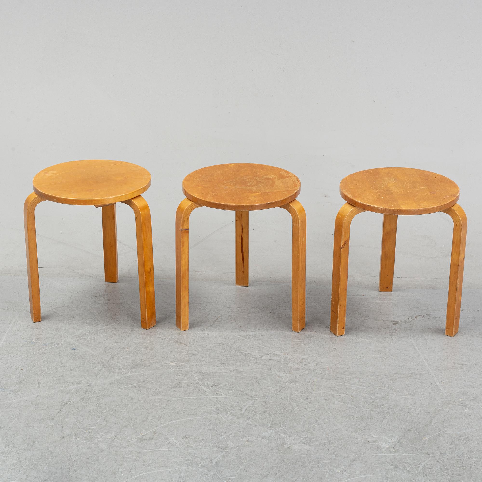 Alvar Aalto, pallar 3 st, modell 60, Aalto möbler Hedemora, formgiven 1933.