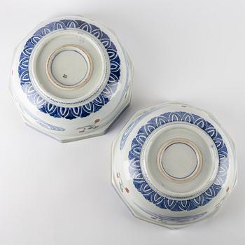 A pair of Japanese  imari bowls, 19th century.