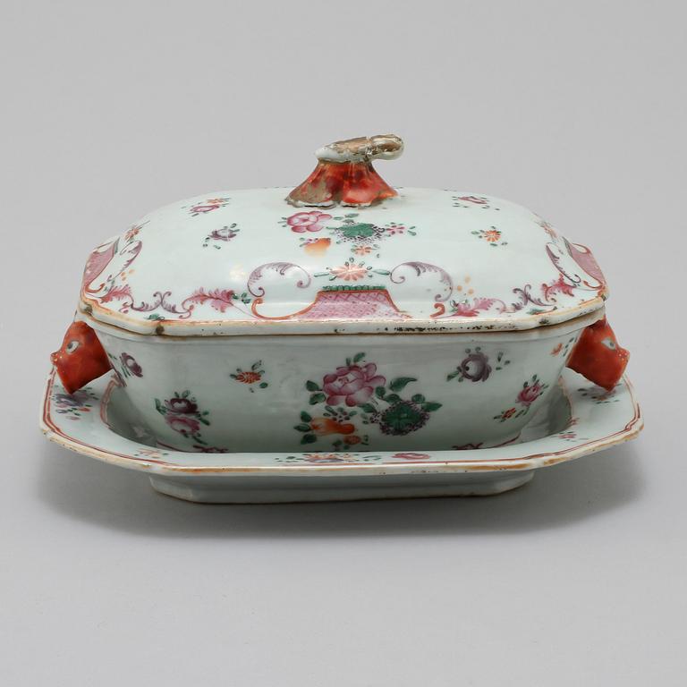 SMÖRTERRIN MED FAT, porslin, Kina, 1700-tal.