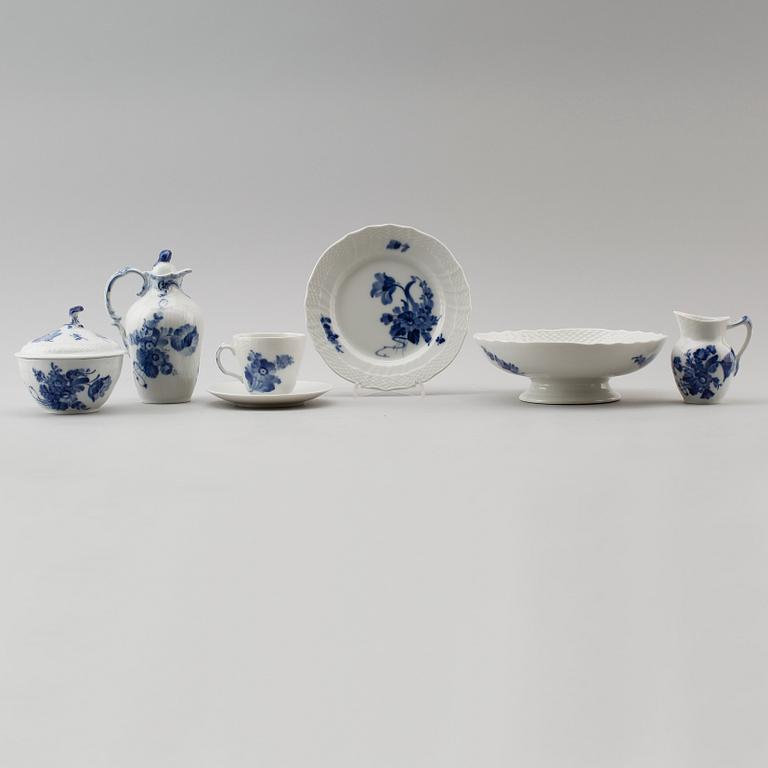 SERVISPORSLIN, 16 delar, porslin, "Blå blomst",  Royal Copenhagen.