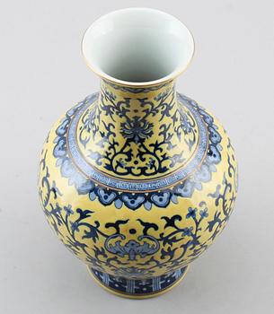 VAS, porslin, Kina, möjligen 1900-tal.