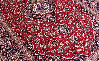 A carpet, Kashan, ca 292 x 196 cm.