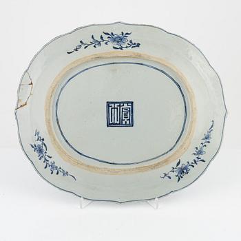 A blue and white Chinese porcelain charger, Qing Dynasty, Qianlong (1736-95).