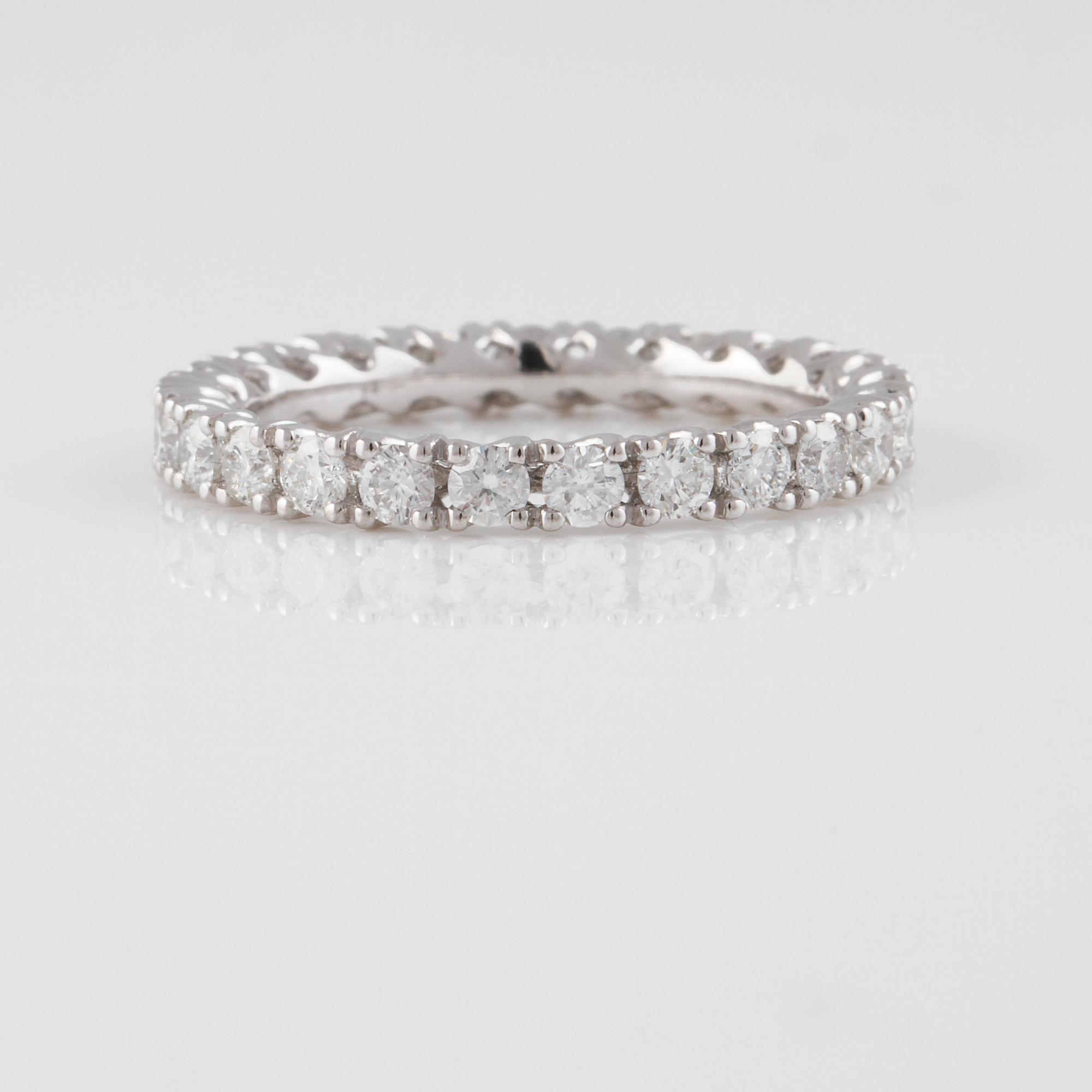 RING, 18K vitguld med briljantslipade diamanter ca 1.15 ct. Vikt 1,9 gram.