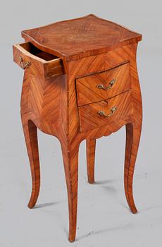 SÄNGBORD, rokokostil, 1900-talets första hälft.