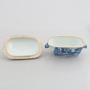 A blue and white export porcelain butter dish with cover with two serving dishes, China, Qianlong (1736-95).