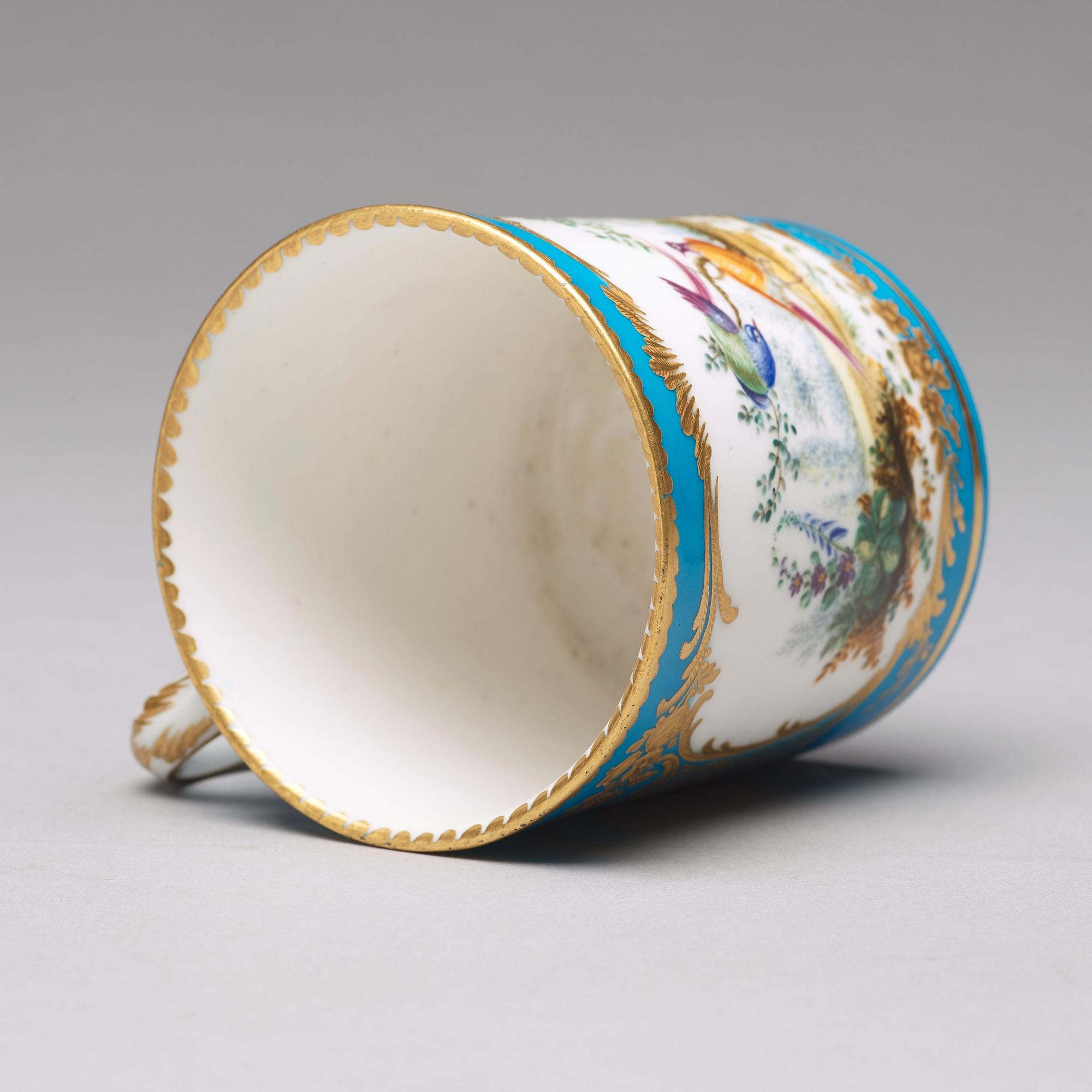 KOPP med FAT, mjukt porslin. "Sèvres", 1700-tal.