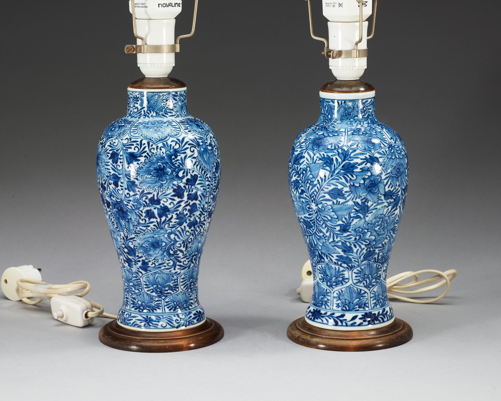 A pair of blue and white jars, Qing dynasty, Kangxi (1662-1772).