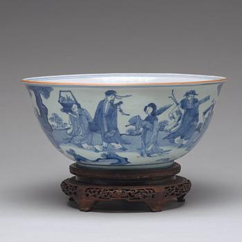 A large blue and white bowl, Transition, 17th century.