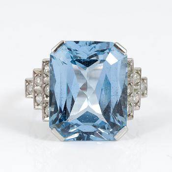 RING, med syntetisk spinell 14 K vitguld. Totalvikt ca 13 gram.