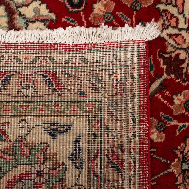 A carpet, Tabriz, ca 406 x 300 cm.