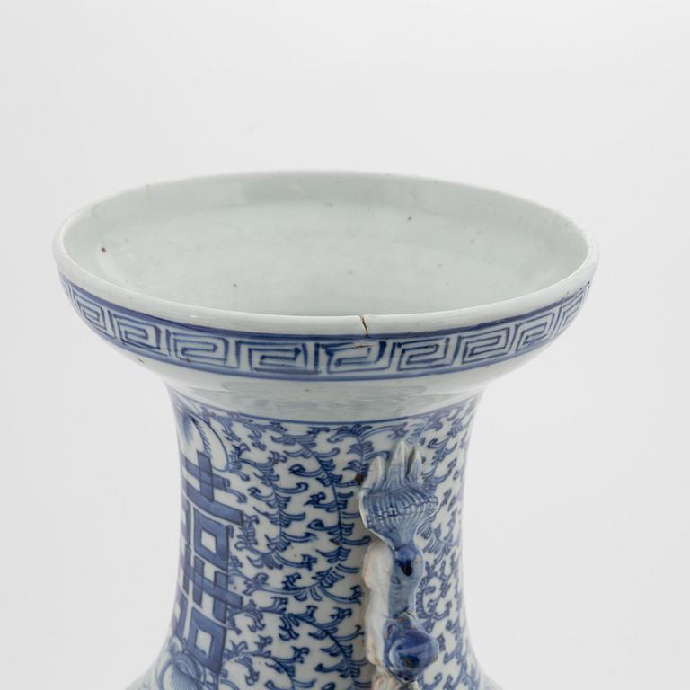 A blue and white floor vase, late Qing dynasty, 19th century.