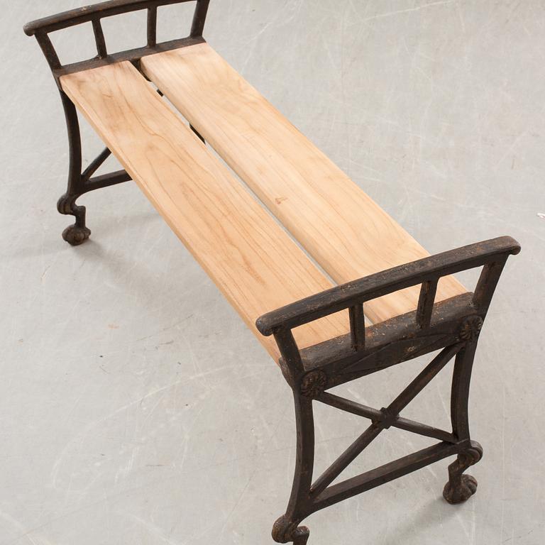 TRÄDGÅRDSBÄNK, gjutjärn, Folke Bensow,variant av "Parkbänk nr:2", Näfveqvarns Bruk.
