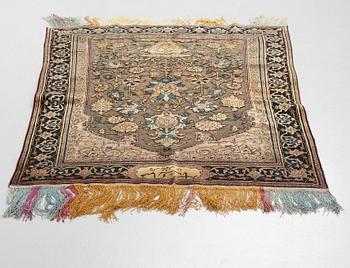 MATTA, antik/semiantik silke Keshan Souf, sannolikt Motachem, ca 112,5 x 100-93 cm (samt överst 1½ cm slätväv).