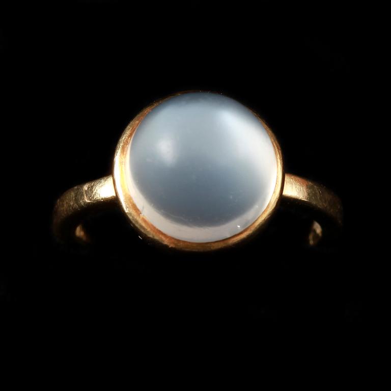 RING, 18k guld med månsten. Wiwen Nilsson, Lund, 1935. Vikt 3,6 g.