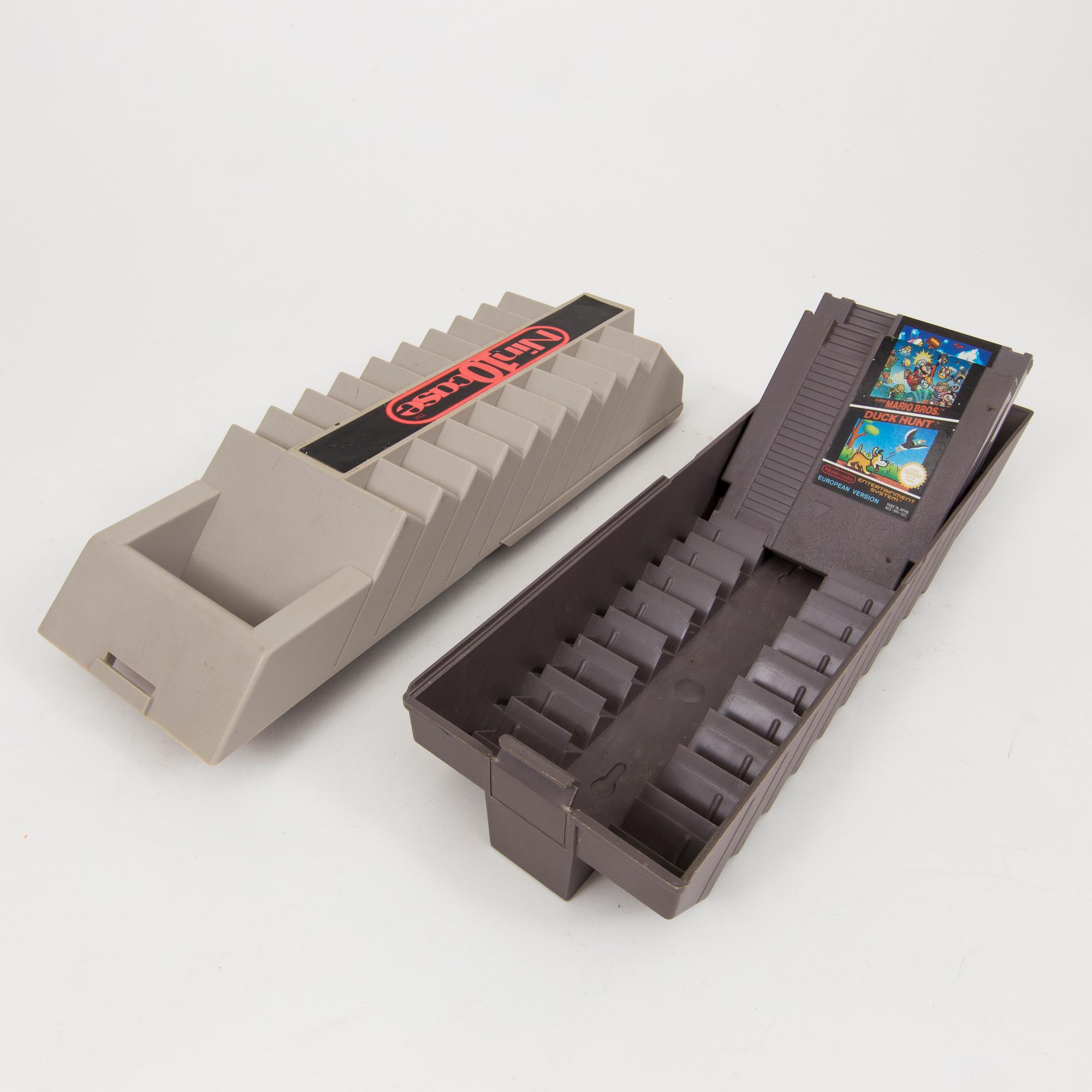 A lot 11 Nintendo 8-bit games and console, Japan, 1980/90s.