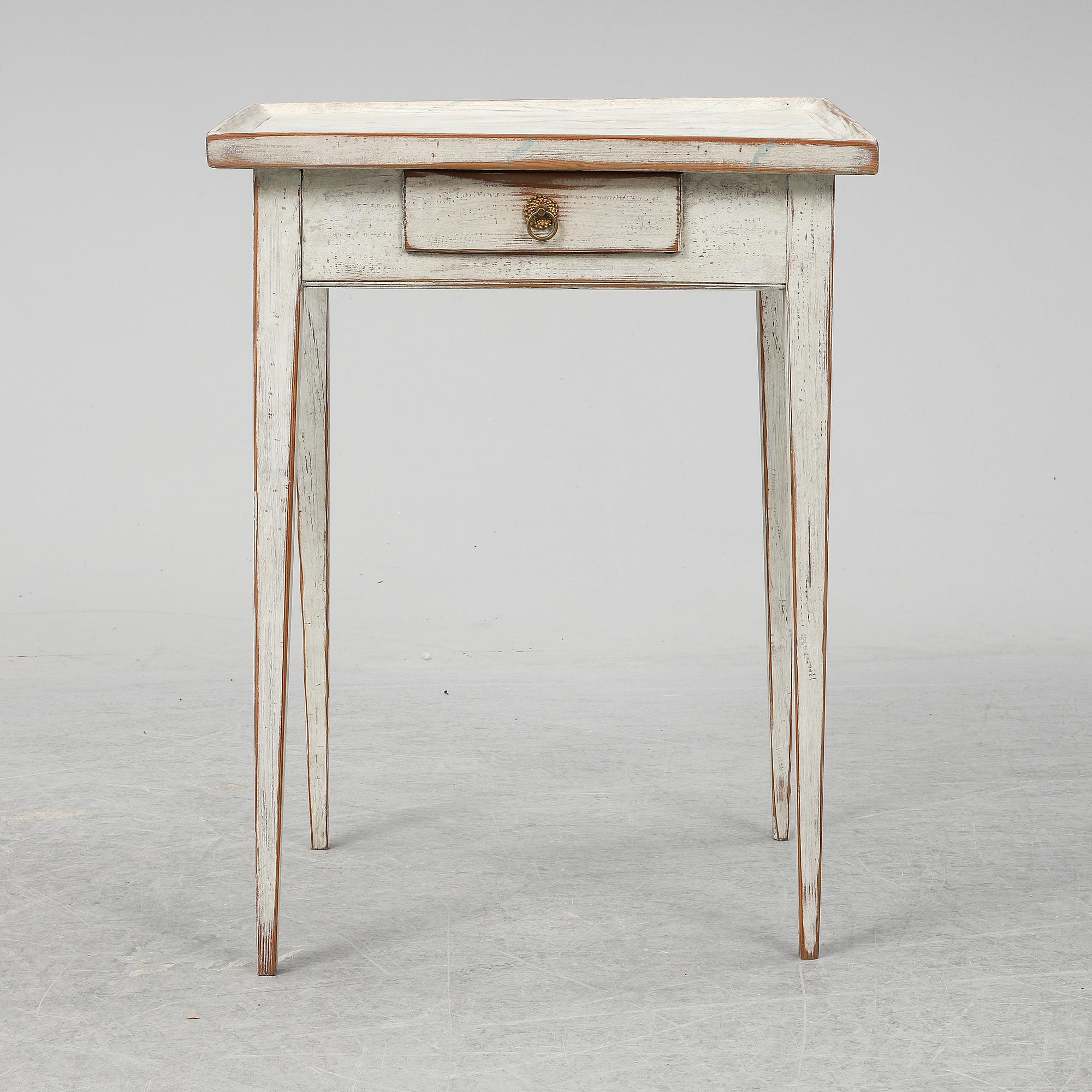 A first half of the 19th century table.