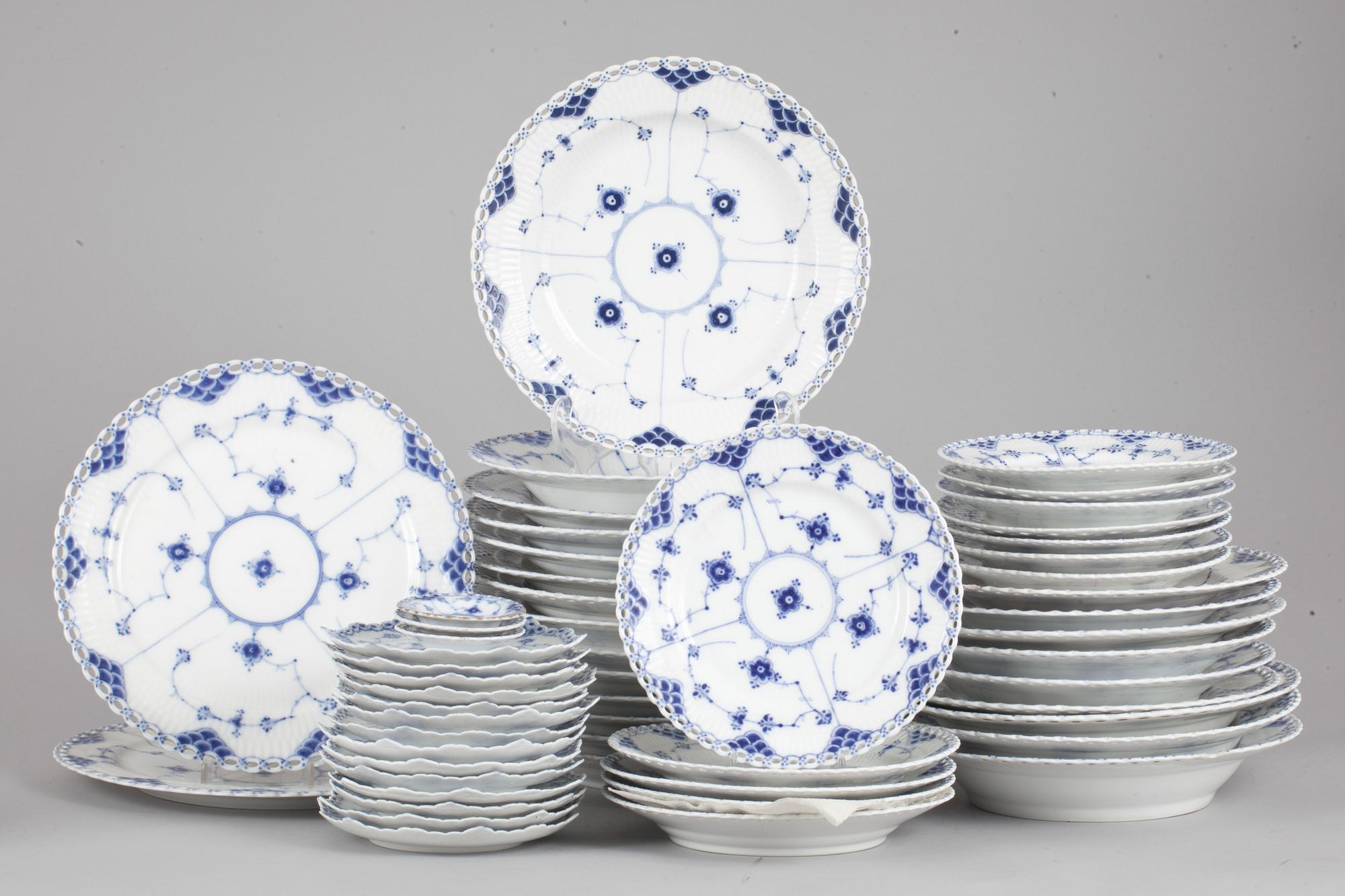 SERVISDELAR, porslin. 53+7 delar. "Musselmalet" Royal Copenhagen och Bing & Gröndahl, 1900-tal.