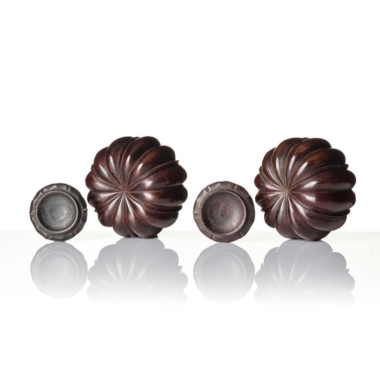 Weiqiaskar med lock, ett par, hardwood. Kina, troligen Republik.