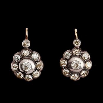 ÖRHÄNGEN, 1 par, 18 k guld, diamanter tot ca 1.20 ct, 1900-talets första hälft.
