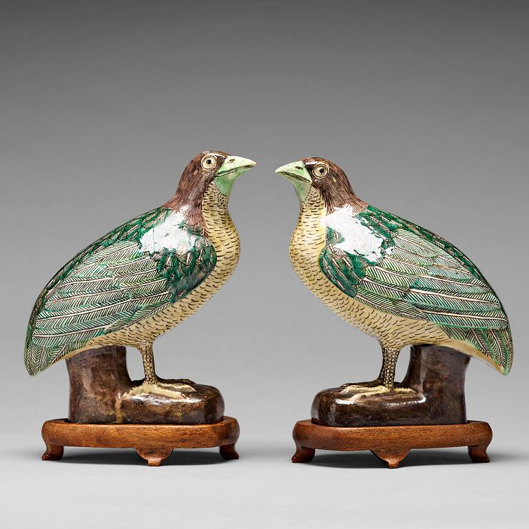 A pair of famille verte figures of quails, Qing dynasty, 19th Century.