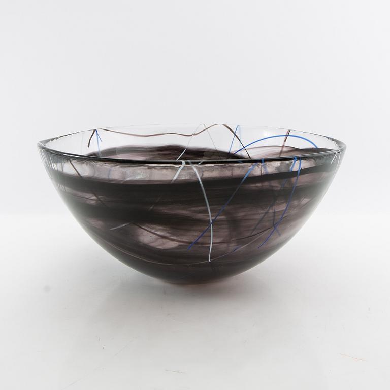 Anna Ehrner bowl "Contrast" Kosta Boda glass.