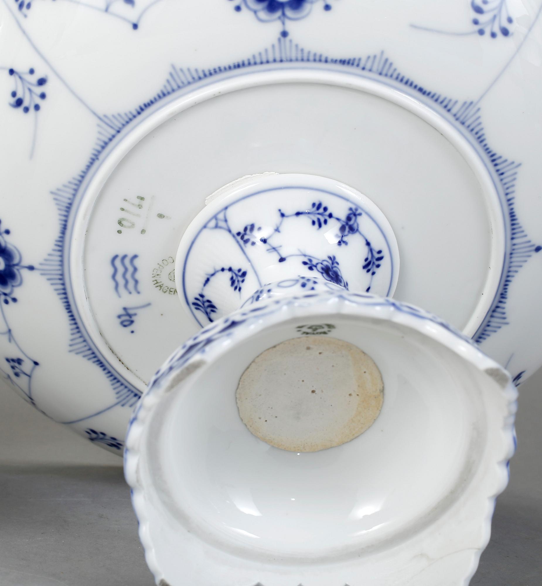 SKÅLAR PÅ FOT, "Musselmalet", Royal Copenhagen.