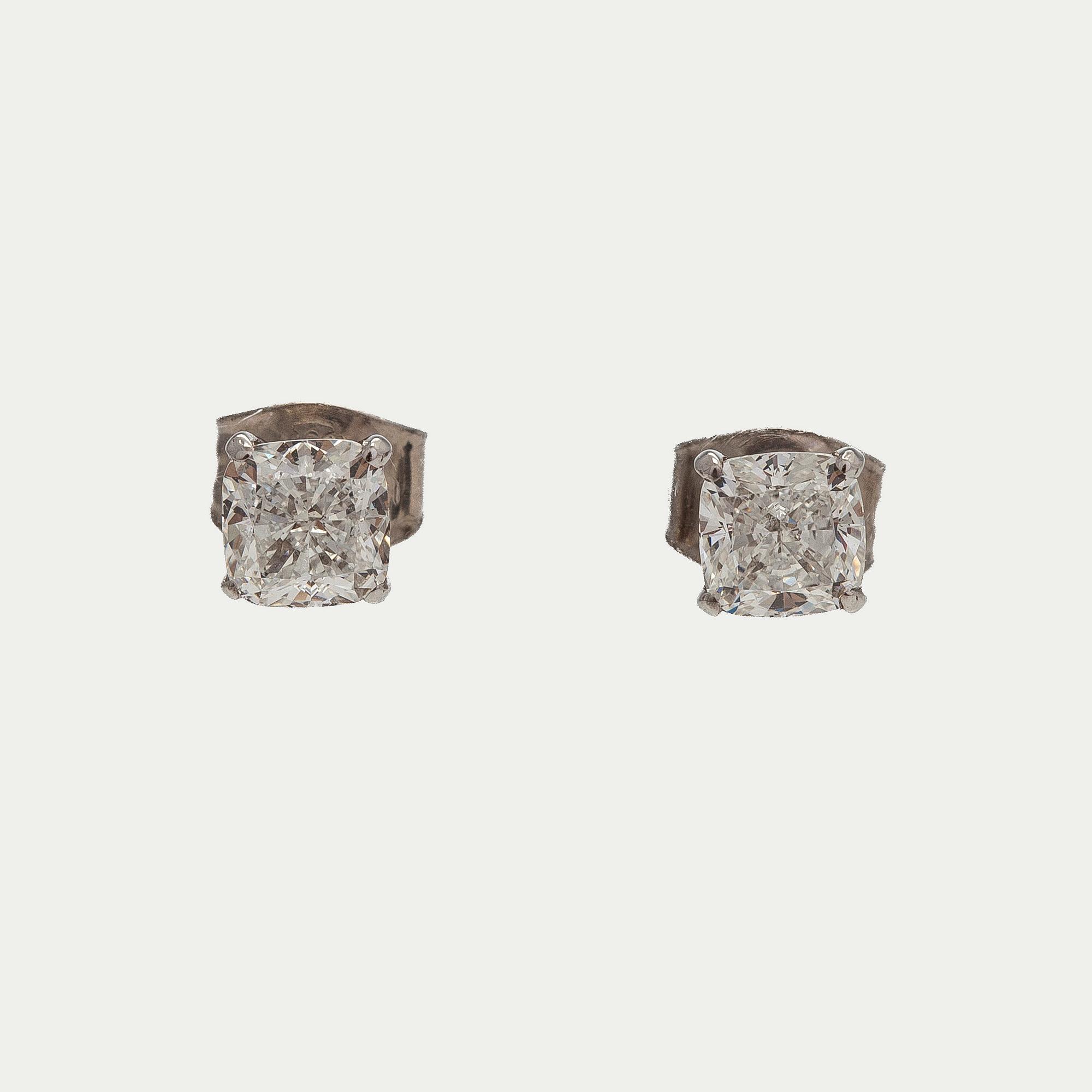 Korvakorut, briljanttihiotut timantit yhteensä 1,48 ct, 14K valkokultaa.