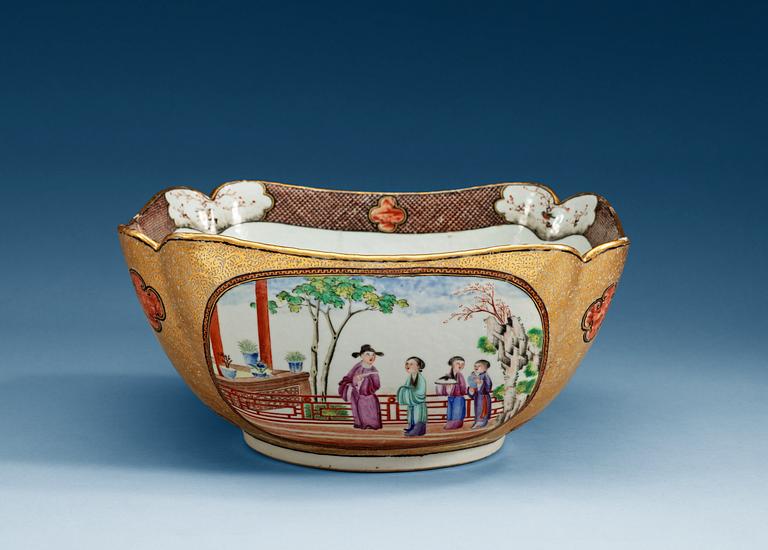 A Canton famille rose 'Rockefeller-pattern' bowl, Qing dynasty, ca 1800.