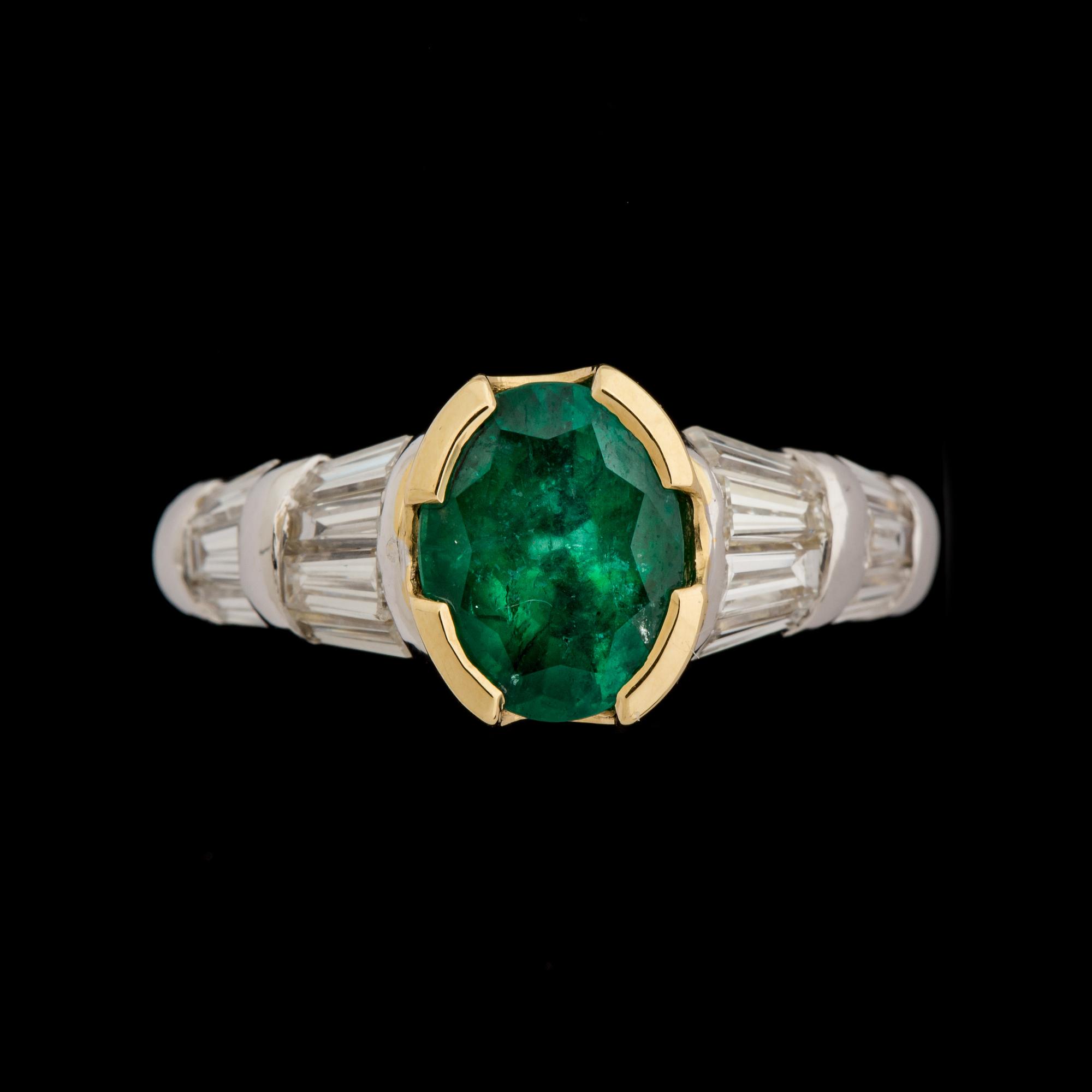 RING, 18 k guld samt vitguld med smaragd samt diamanter. Vikt ca 5 g.