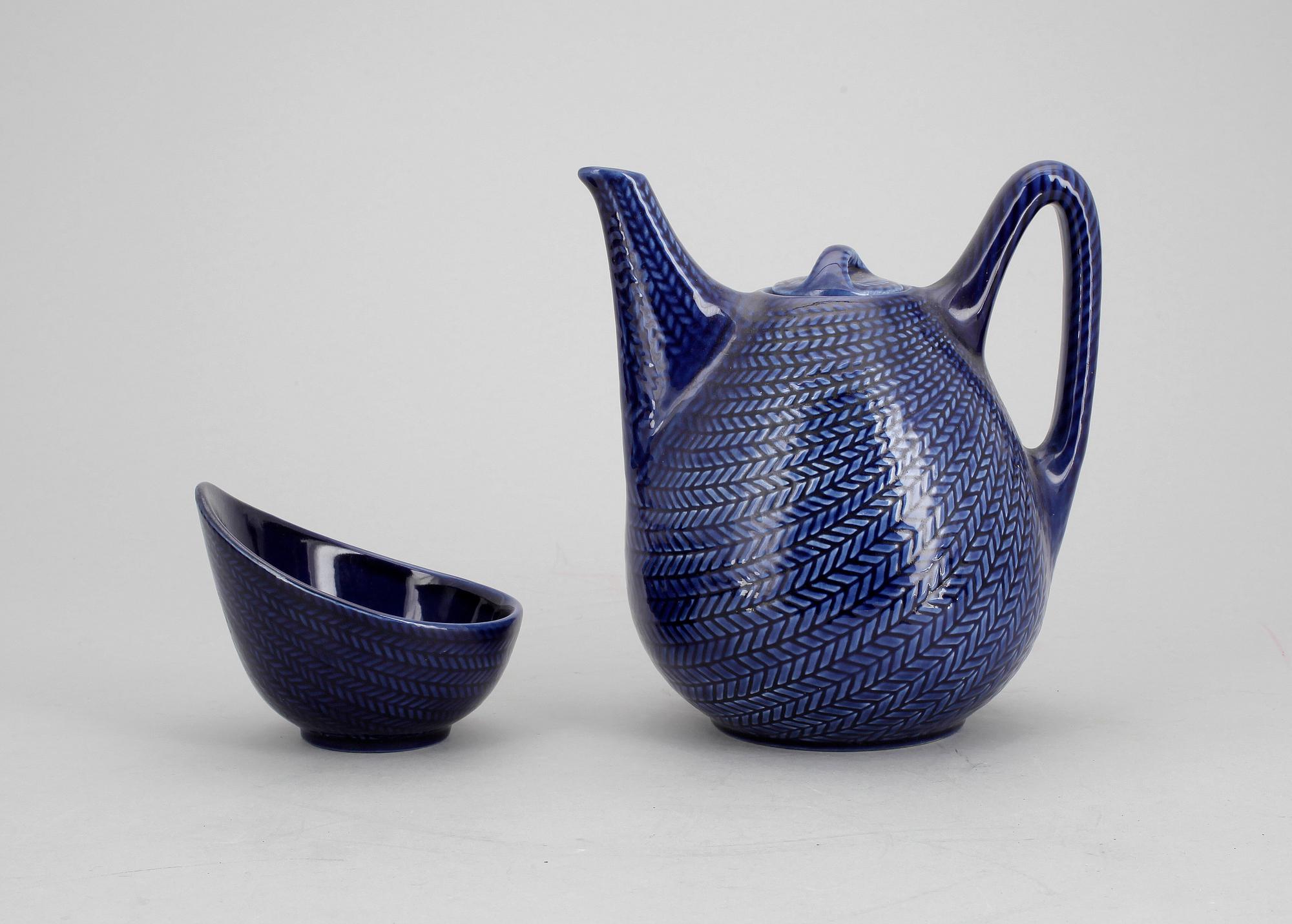 KAFFEKANNA SAMT SOCKERSKÅL, porslin, "Blå eld", Hertha Bengtsson, Rörstrand.