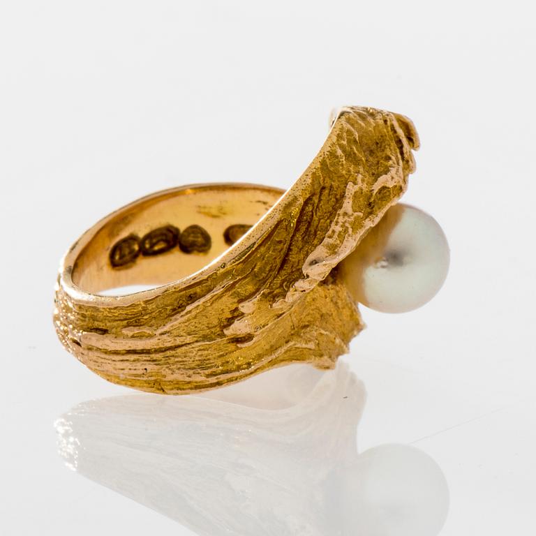 RING, 14K guld, pärla. Westerback, Helsingfors 1971, design Helky Juvonen. Vikt ca 6,7 g.