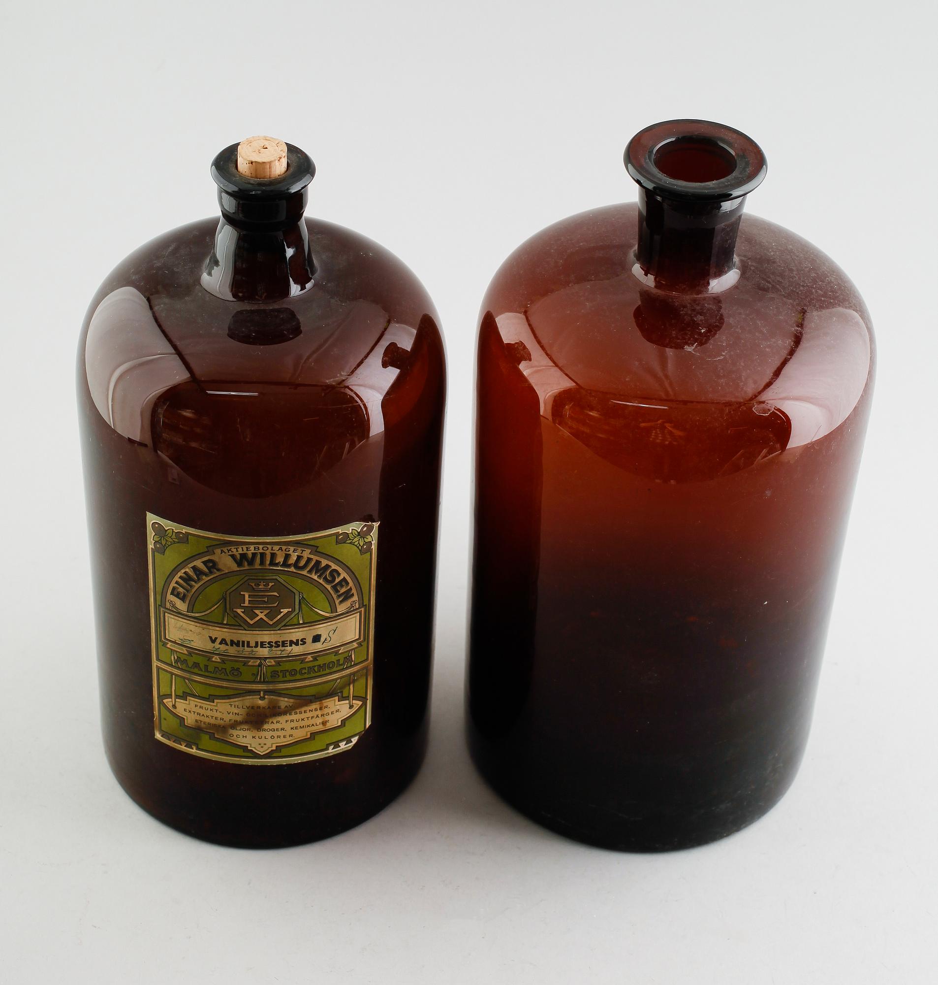 APOTEKSFLASKOR, 2 st, glas, 1900-talets första hälft.