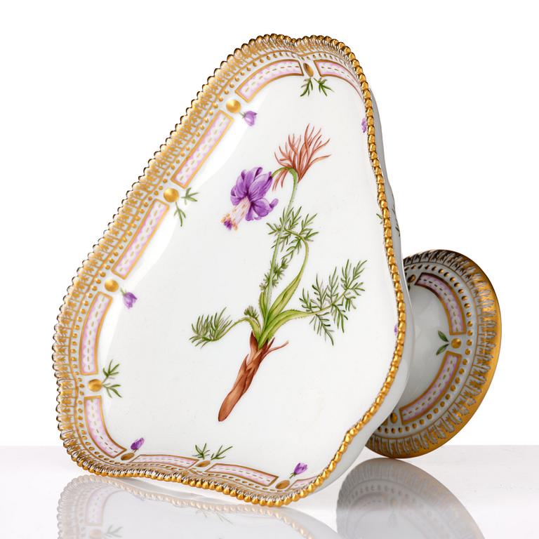 A Royal Copenhagen 'Flora Danica' cakestand, Denmark, 20th Century.