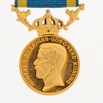 SWEDISH MEDAILLON "För nit och redlighet i Rikets tjänst" 1941, 23/18K gold, 15,5 g incl silk chord, original case.