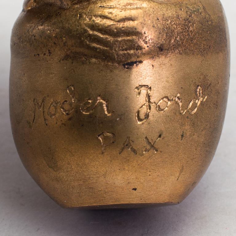 DAVID WRETLING, skulptur, patinerad mässing, "Moder Jord", signerad och daterad 1969.