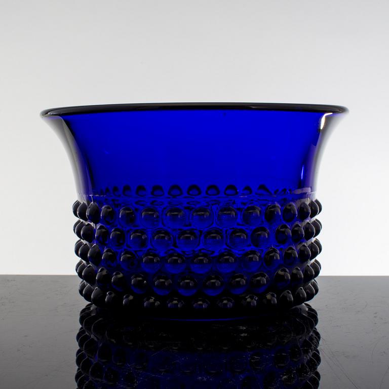 SKÅLAR 3 st och assietter 8 st, glas, "Krokus", Saara Hopea och "Kastehelmi", Oiva Toikka, Nuutajärvi och Iittala.