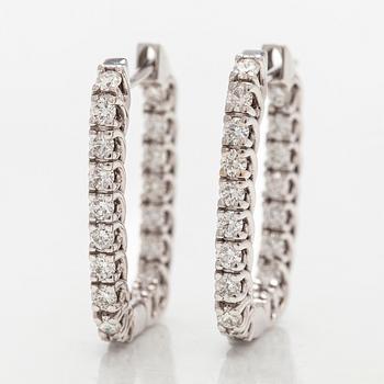 Korvakorut, 18K valkokultaa ja briljanttihiottuja timantteja.
