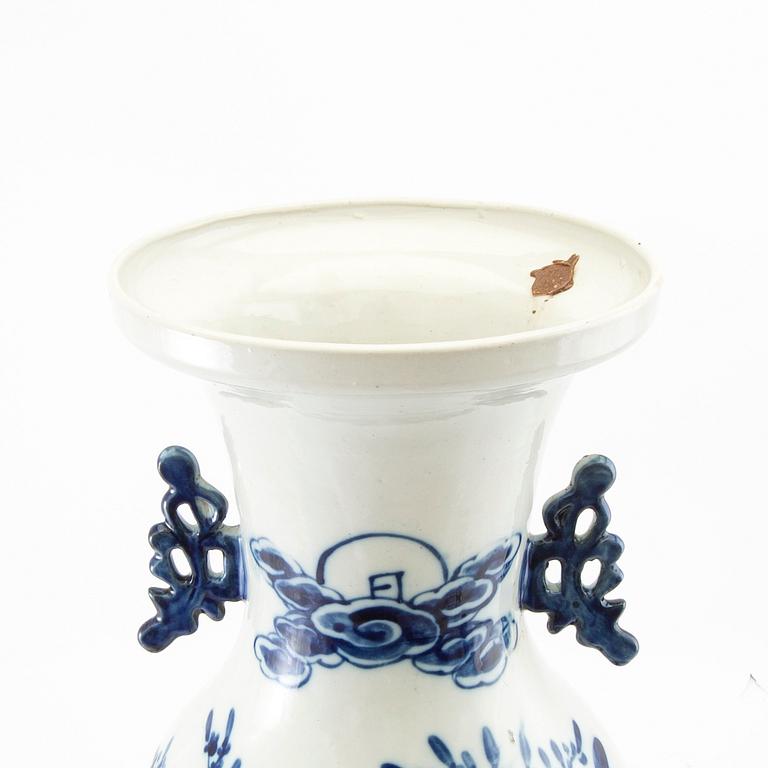 A blue and white Chinese vase, 20th century.
