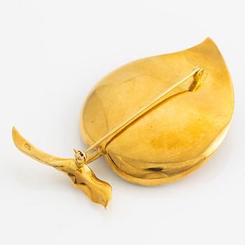 Brooch in 18K gold with carved stone, likely citrine, with round brilliant-cut diamonds.