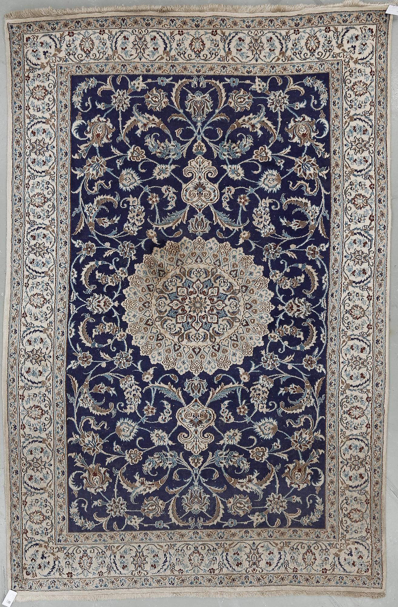 MATTA, Nain, part silk. Ca 303x198 cm.