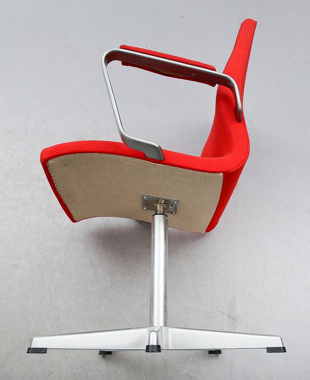 SKRIVBORDSSTOLAR, 2 st, "Oxford", Arne Jacobsen, för Fritz Hansen, Danmark, 1983 respektive 1986.