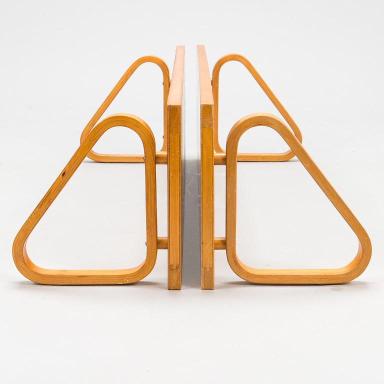 Alvar Aalto hylla, 2 st, modell 112. 1930-/40-tal.