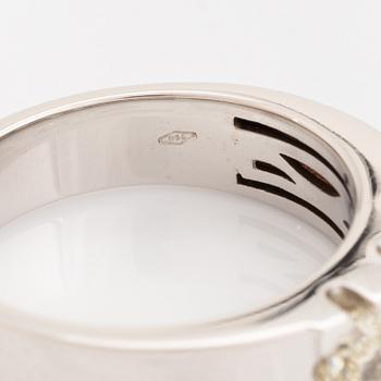 Ring med tre cushionslipade diamanter.