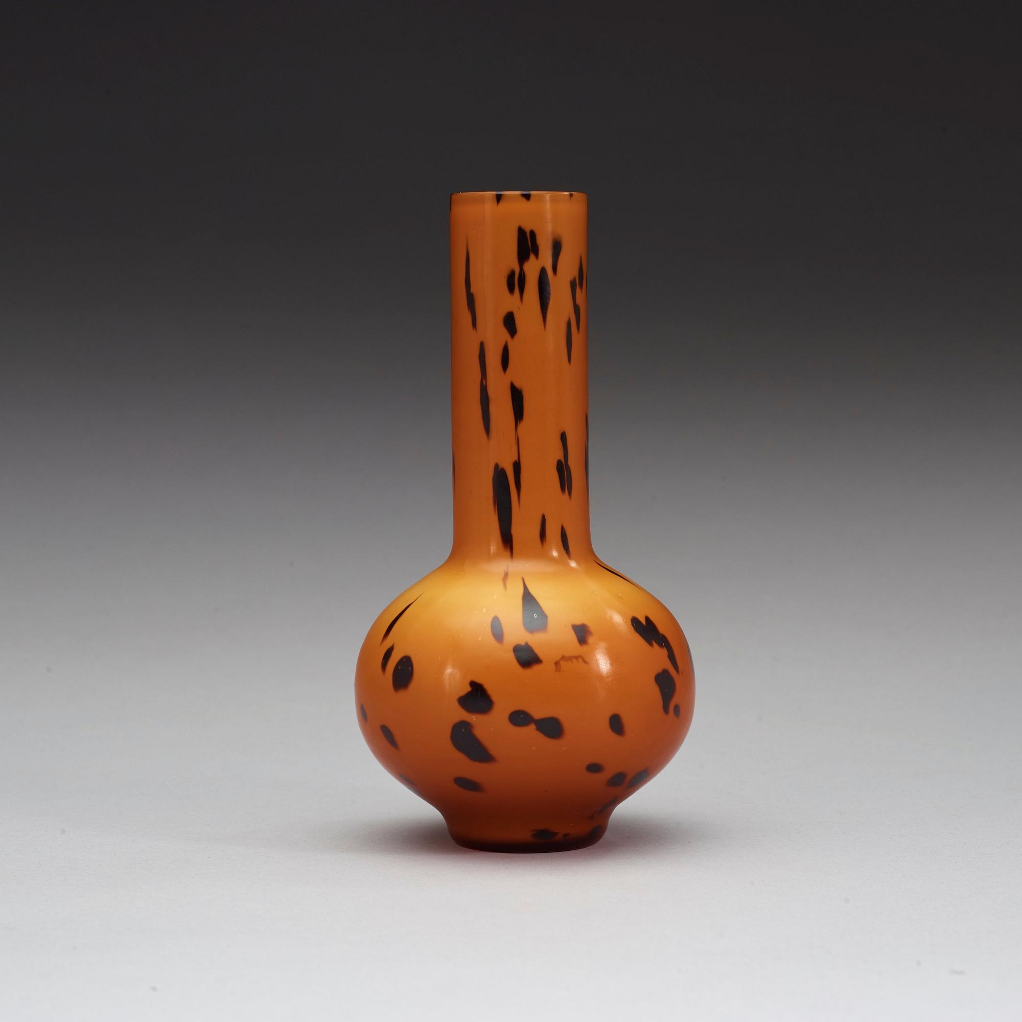 VAS, pekingglas. Sen Qingdynasti (1644-1912), med Guangxu fyra karaktärers märke.