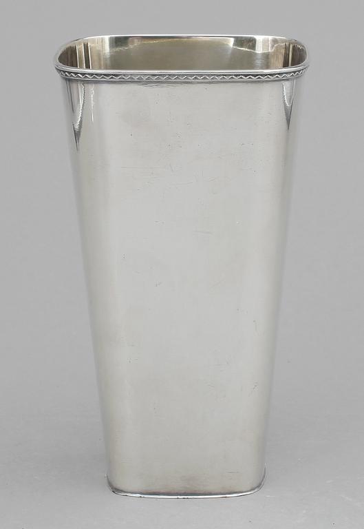 VAS, sterlingsilver, Gustaf Jansson för CG Hallberg, Stockholm, 1958. Vikt ca 362g.