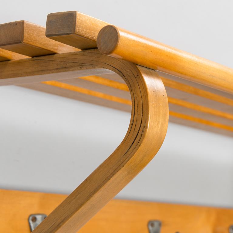 Alvar Aalto, hatthylla/ klädhängare för O.Y. Huonekalu-ja Rakennustyötehdas A.B, 1900-talets mitt.