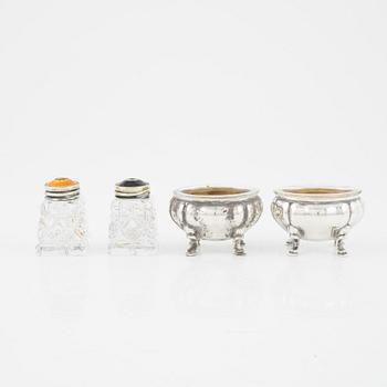 Ströare ett par, emaljerat silver och slipat glas, Norge, samt saltkar ett par, silver med glasinsats.