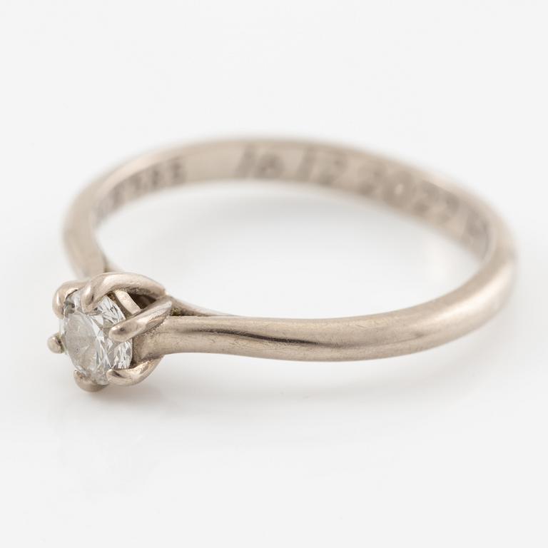 Ring, 14K vitguld med briljantslipad diamant.