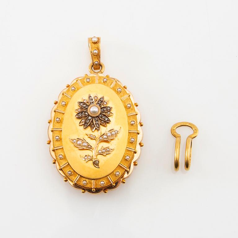 Berlock 18K guld med seedpärlor och rosenslipade diamanter, Frankrike omkring år 1900.